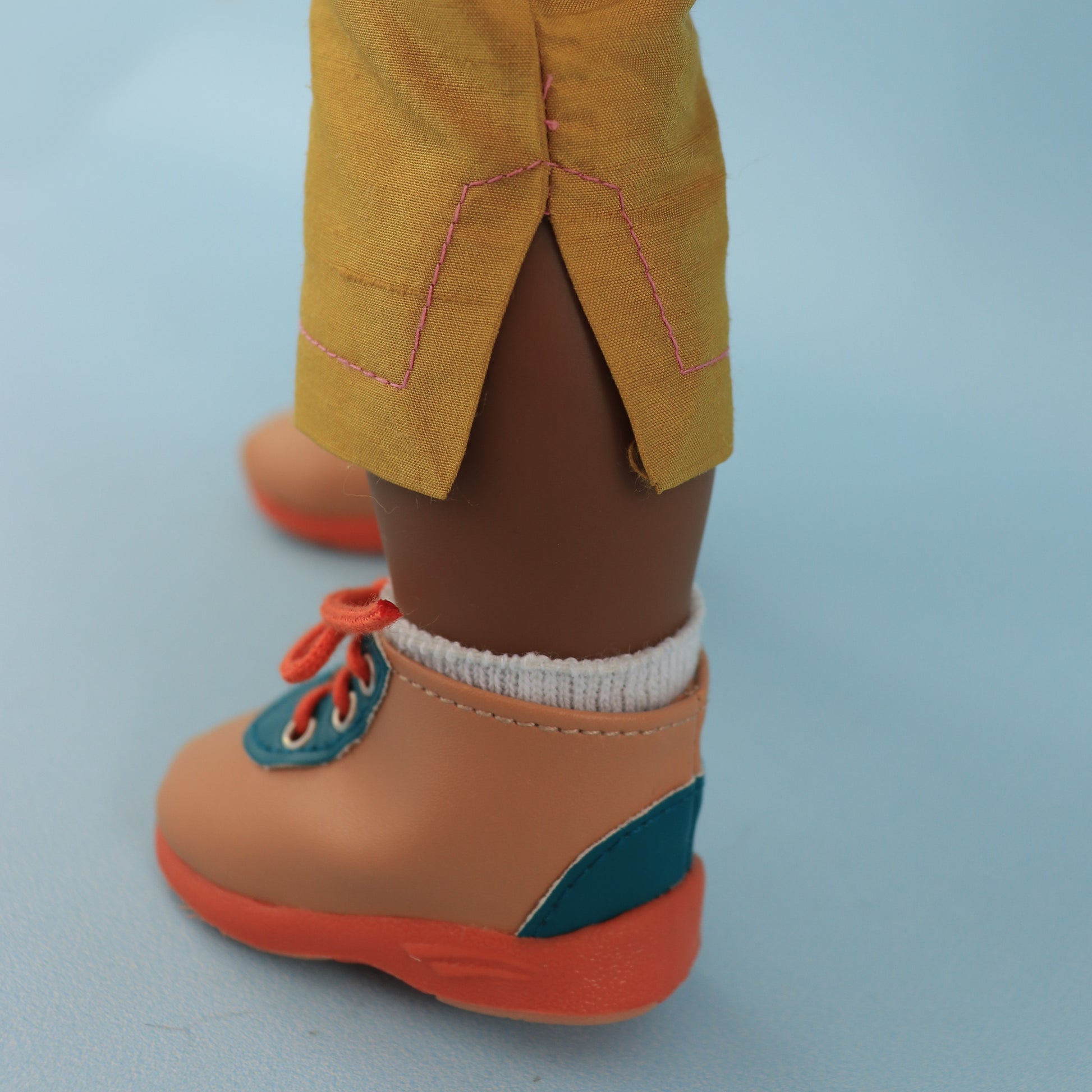 Audrey Capri pants, American girl pdf sewing pattern. Fits 18 inch dolls. Faux pockets, flat front waistband, elasticated in the back. Velcro closure. Comes with video tutorial. Side vents.