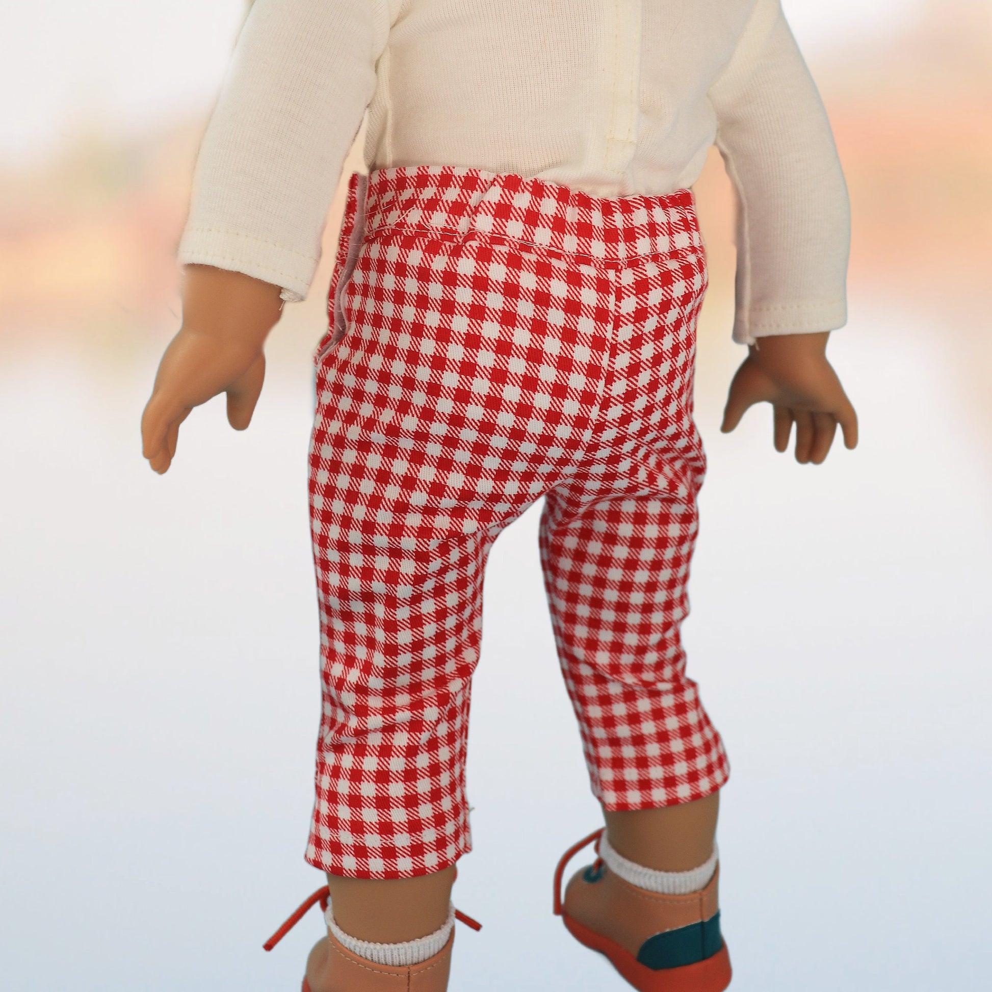 Audrey Capri pants, American girl pdf sewing pattern. Fits 18 inch dolls. Faux pockets, flat front waistband, elasticated in the back. Velcro closure. Comes with video tutorial. Back view.