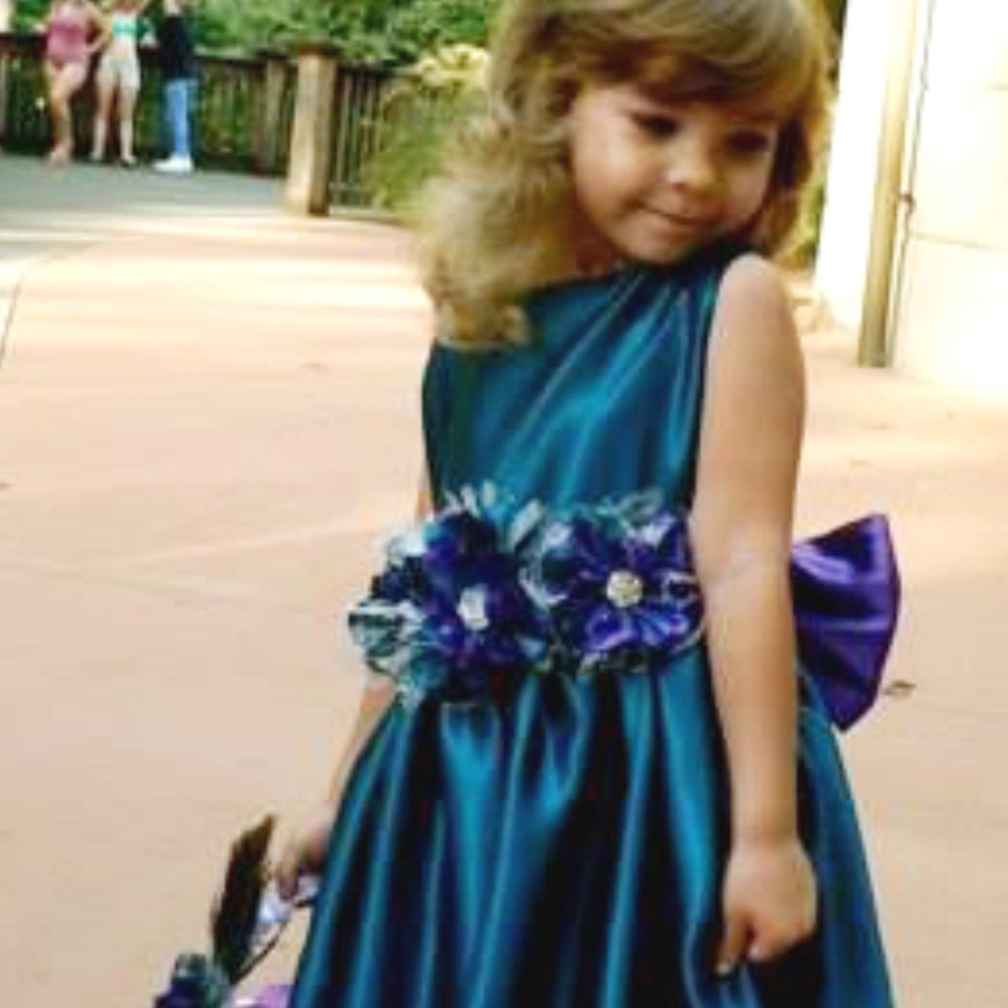 Flower girl dress pdf sewing pattern, cummerbund sash, big bow, classic flower girl frock, covered buttons, rouleaux loop fastening. Free You Tube Video playlist. Customer photos.