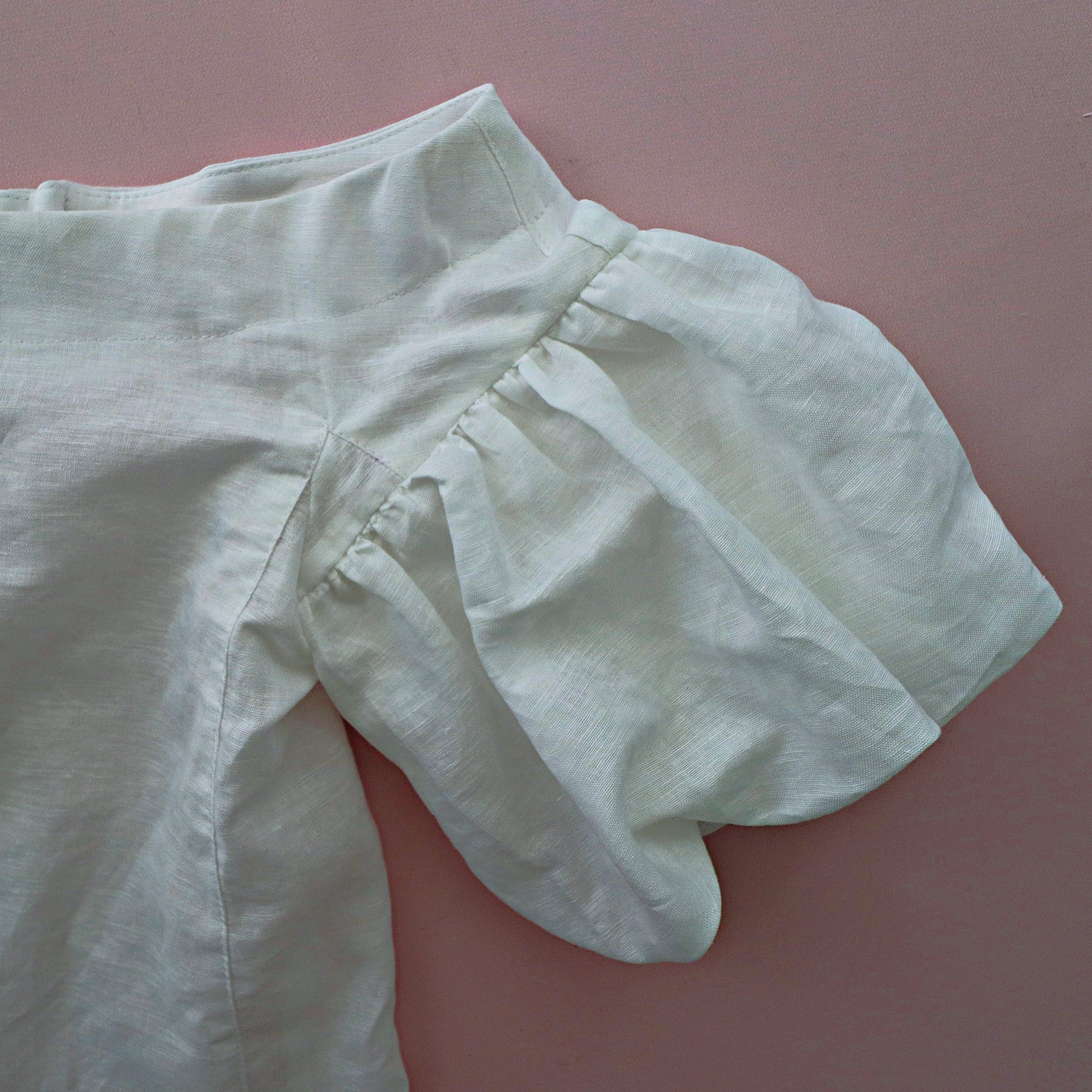 Historial blouse digital sewing pattern, ballon sleeve, elasticated back, Carmen Neckline, blouse for women, blouse for teens, with video tutorial. close up of the billowing sleeve.