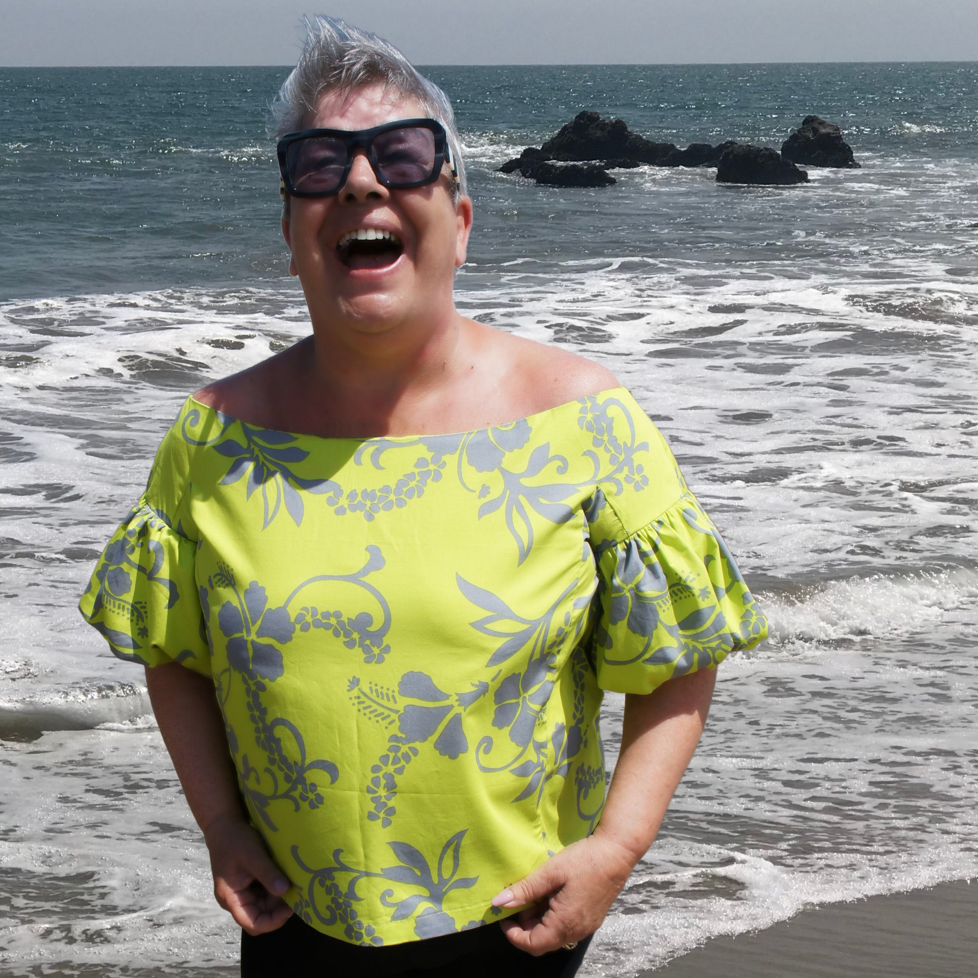 Historial blouse digital sewing pattern, ballon sleeve, elasticated back, Carmen Neckline, blouse for women, blouse for teens, with video tutorial. Back view.