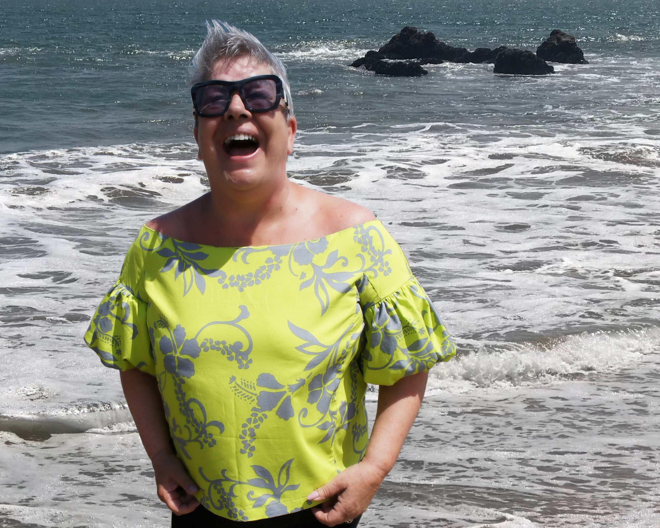 Historial blouse digital sewing pattern, ballon sleeve, elasticated back, Carmen Neckline, blouse for women, blouse for teens, with video tutorial.