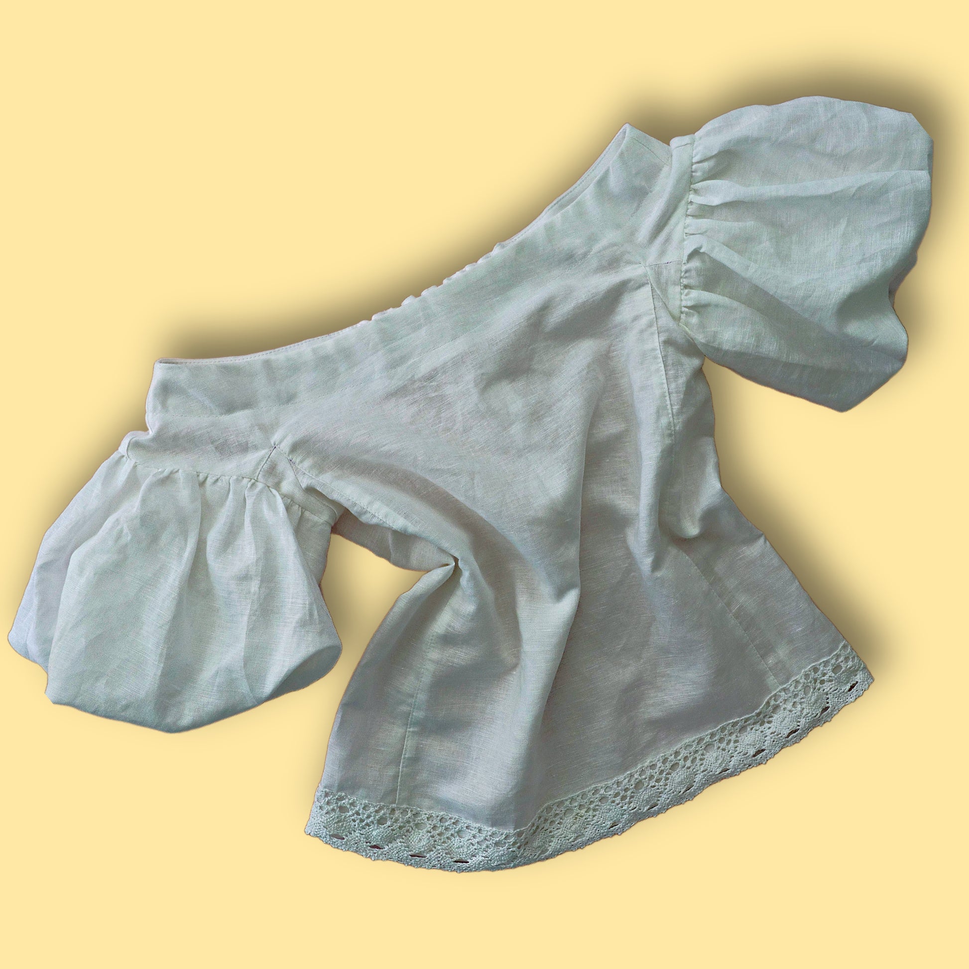 Historial blouse digital sewing pattern, ballon sleeve, elasticated back, Carmen Neckline, blouse for women, blouse for teens, with video tutorial. Front view.