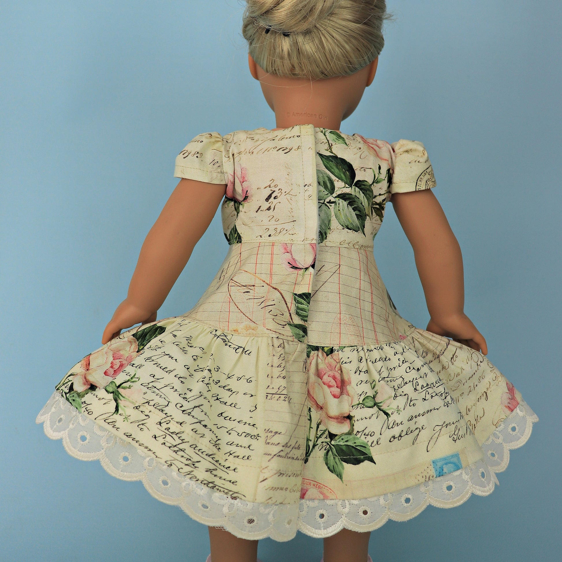 Isabella Doll dress, pdf sewing pattern for American Girl dolls. 18 inch doll clothes. Dress with pin tucks on the fron bodice and velcro closure. You get video tutorials for every step. Velcro closure close up.