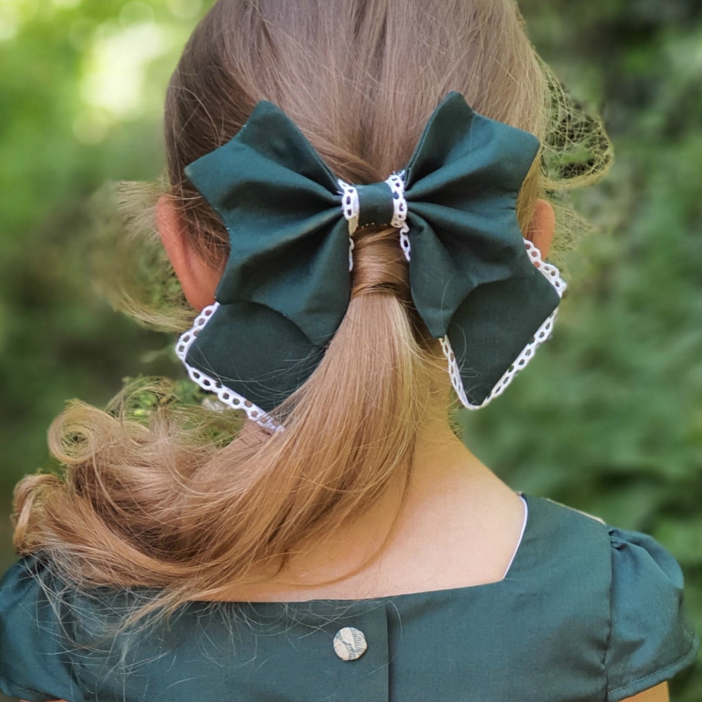 Lilou Vintage Bow, pdf sewing pattern. Extra large bow with frill for hairclips. The pattern comes with a video tutorial for beginners. Super nice and easy sewing project for beginners. Here in classic Irish green with beautiful white lace trim.