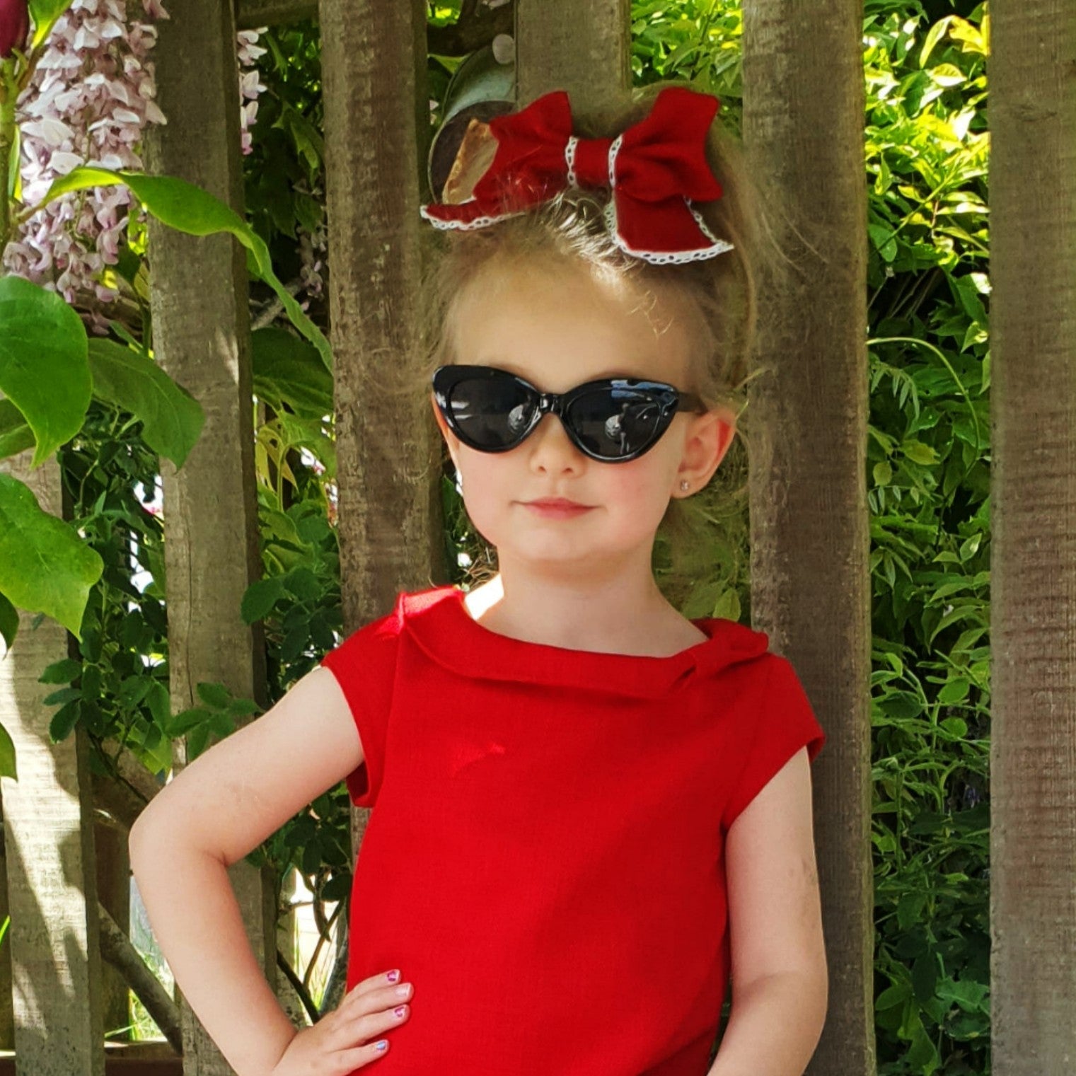 Lilou Vintage Bow, pdf sewing pattern. Extra large bow with frill for hairclips. The pattern comes with a video tutorial for beginners. Super nice and easy sewing project for beginners. Here in bright red with beautiful white lace trim.