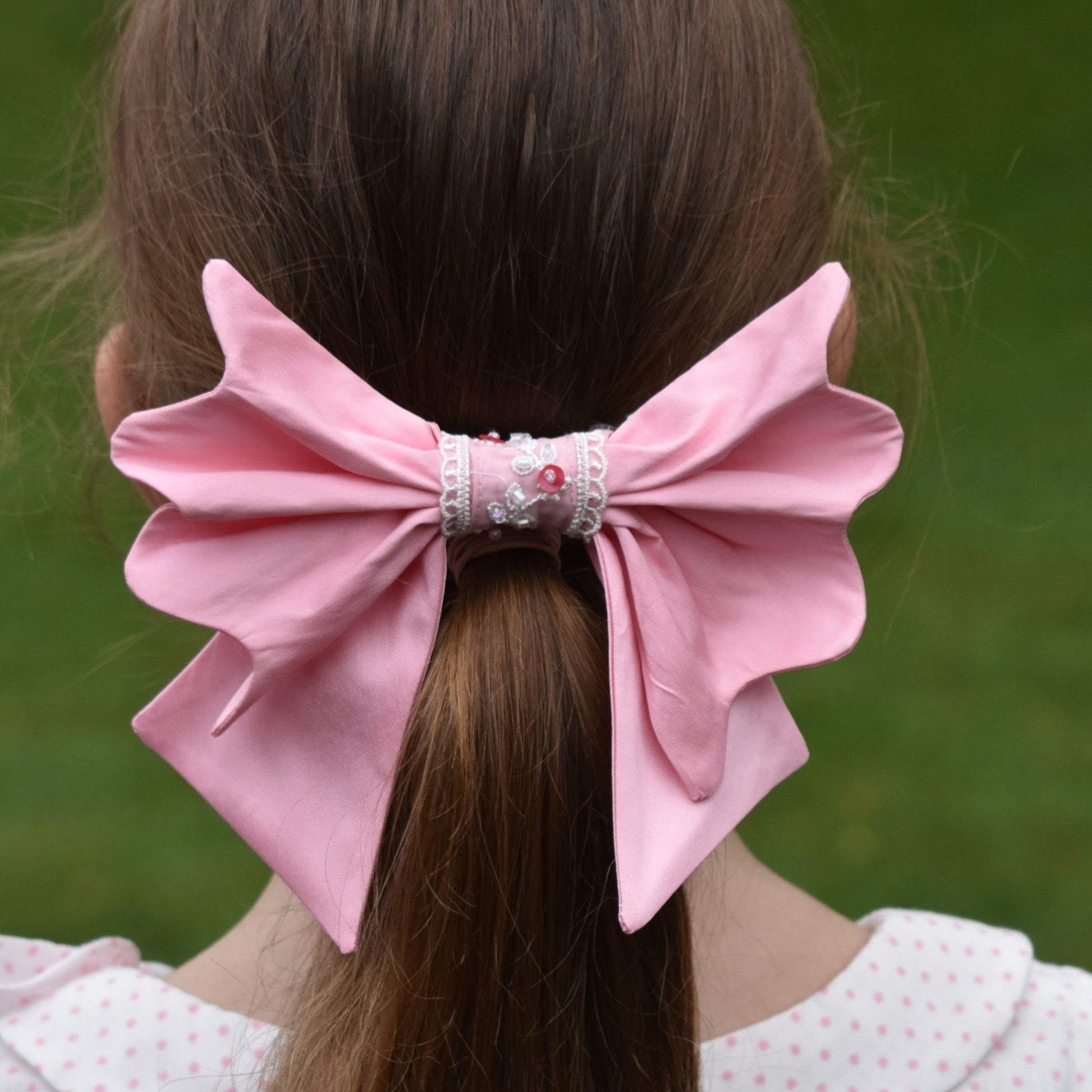 Lilou Vintage Bow, pdf sewing pattern. Extra large bow with frill for hairclips. The pattern comes with a video tutorial for beginners. Super nice and easy sewing project for beginners. Here in classic pink.