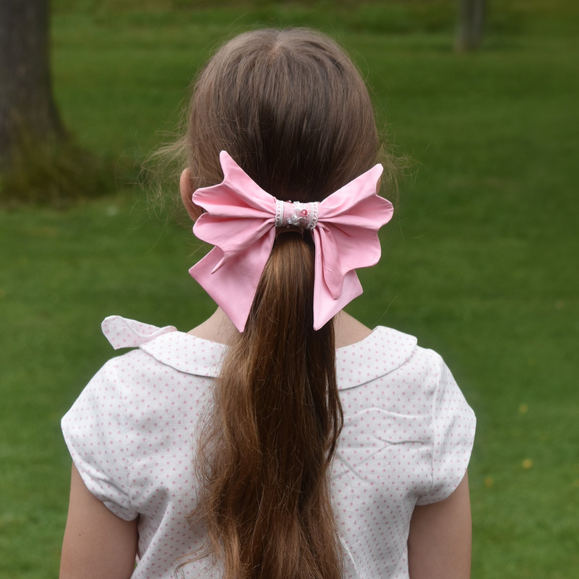 Lilou Vintage Bow, pdf sewing pattern. Extra large bow with frill for hairclips. The pattern comes with a video tutorial for beginners. Super nice and easy sewing project for beginners. Here in classic pink.