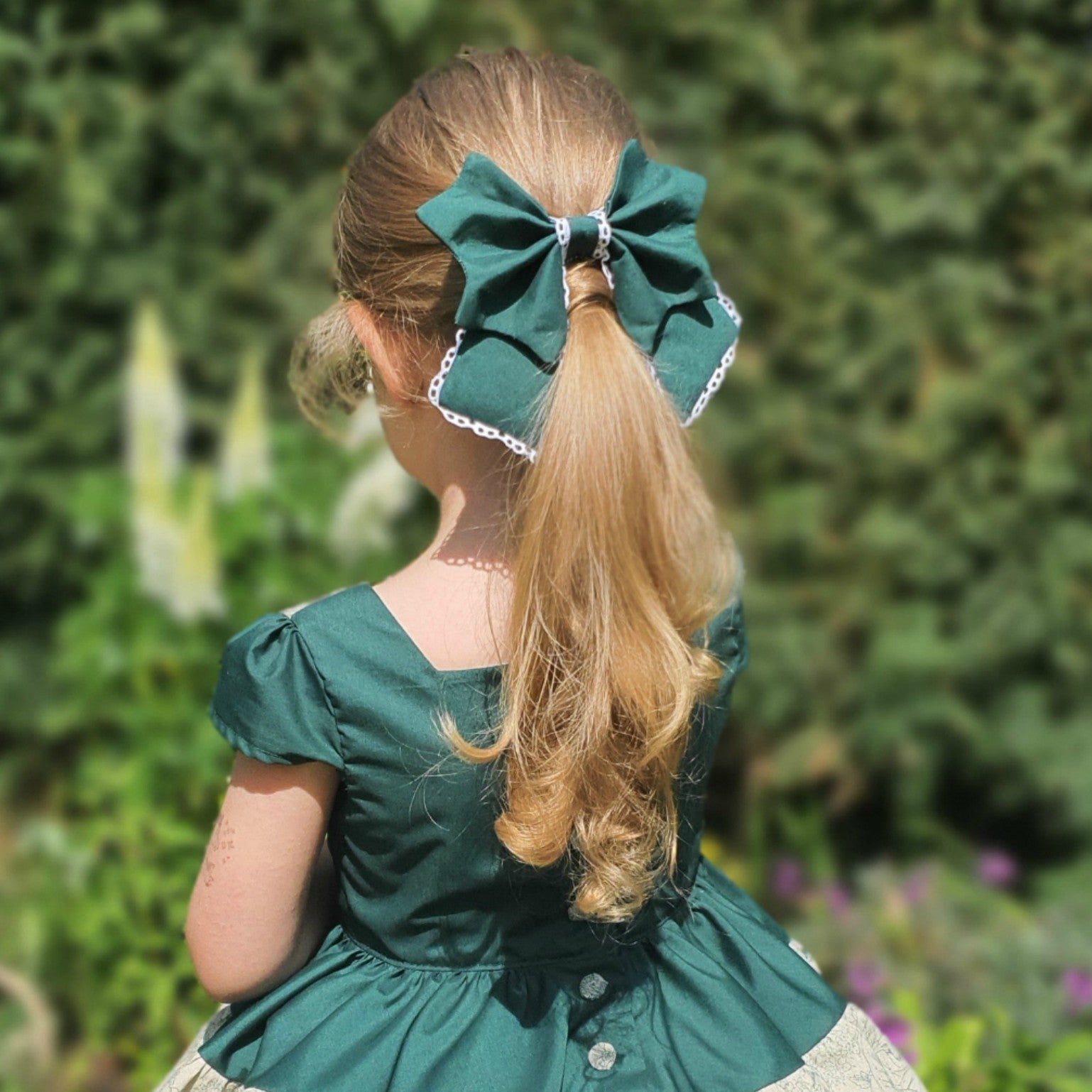 Lilou Vintage Bow, pdf sewing pattern. Extra large bow with frill for hairclips. The pattern comes with a video tutorial for beginners. Super nice and easy sewing project for beginners. Here in classic Irish green with beautiful white lace trim.