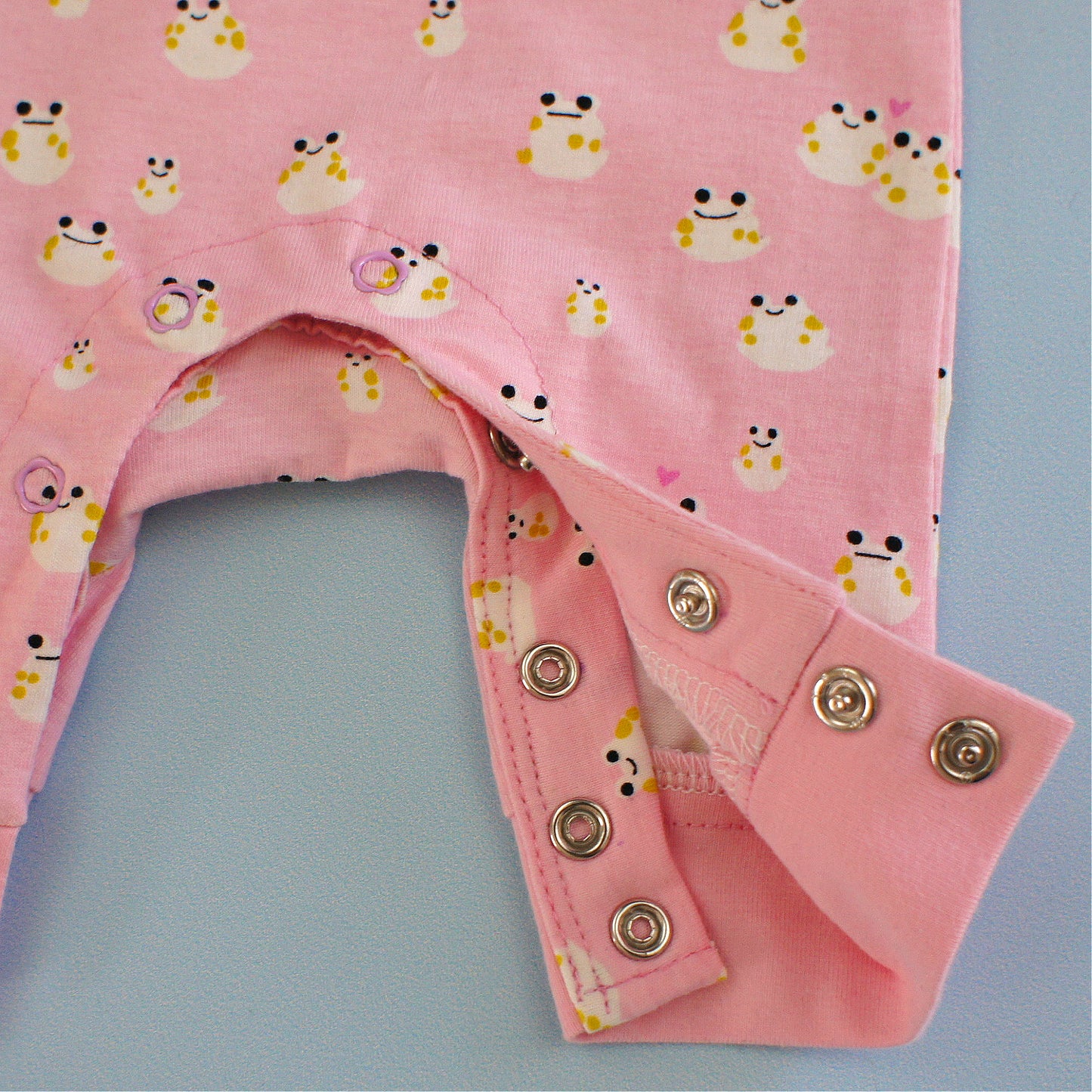 Lollipop romper, pdf sewing pattern by frocks and frolics. Raglan sleeves and full length legs with cuffs. Gusset in the inner leg seam and KamSnap closure.Teddybear print. Comes with video tutorial.