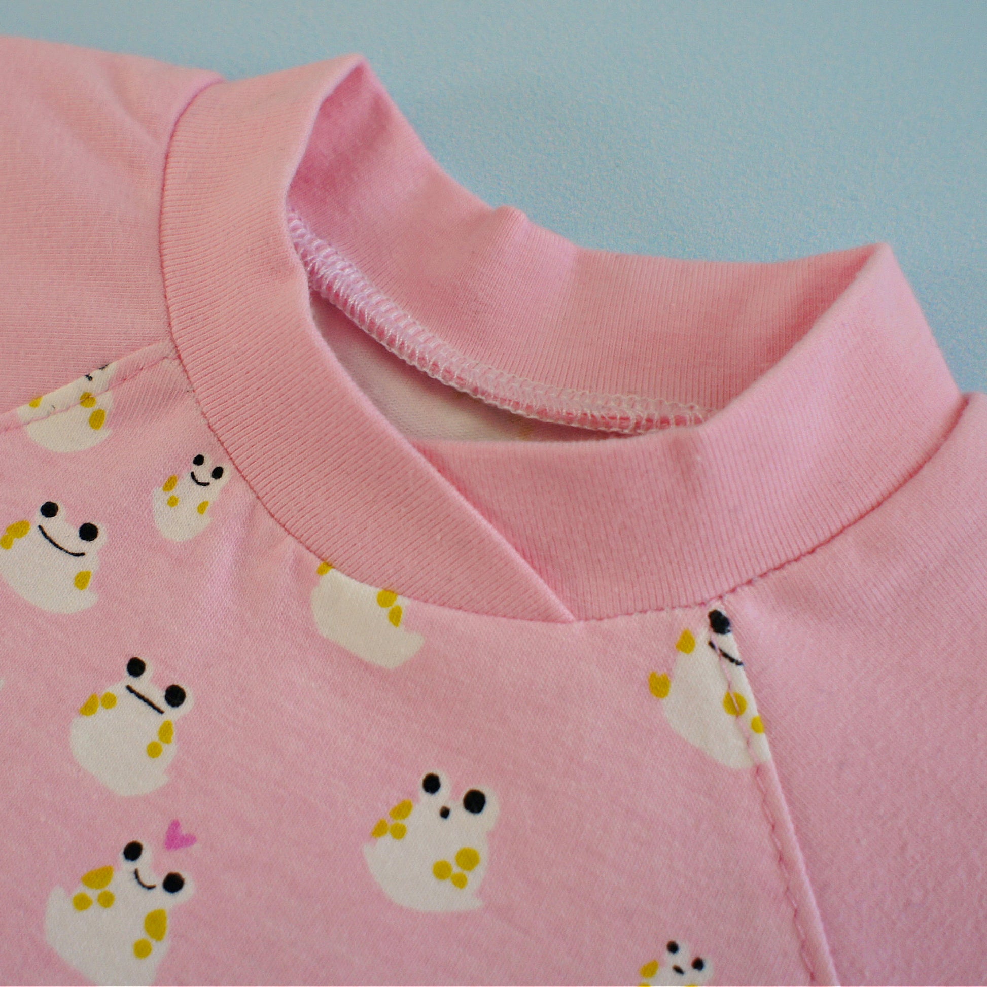 Lollipop romper, pdf sewing pattern by frocks and frolics. Raglan sleeves and full length legs with cuffs. Gusset in the inner leg seam and KamSnap closure.Teddybear print. Comes with video tutorial.