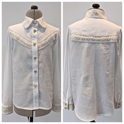 Western blouse, country style blouse with yoke, puff sleeves and button placket. Here in crepe chiffon with lace embroidery. Long sleeves with cuffs. Pattern comes with video guide for every step.