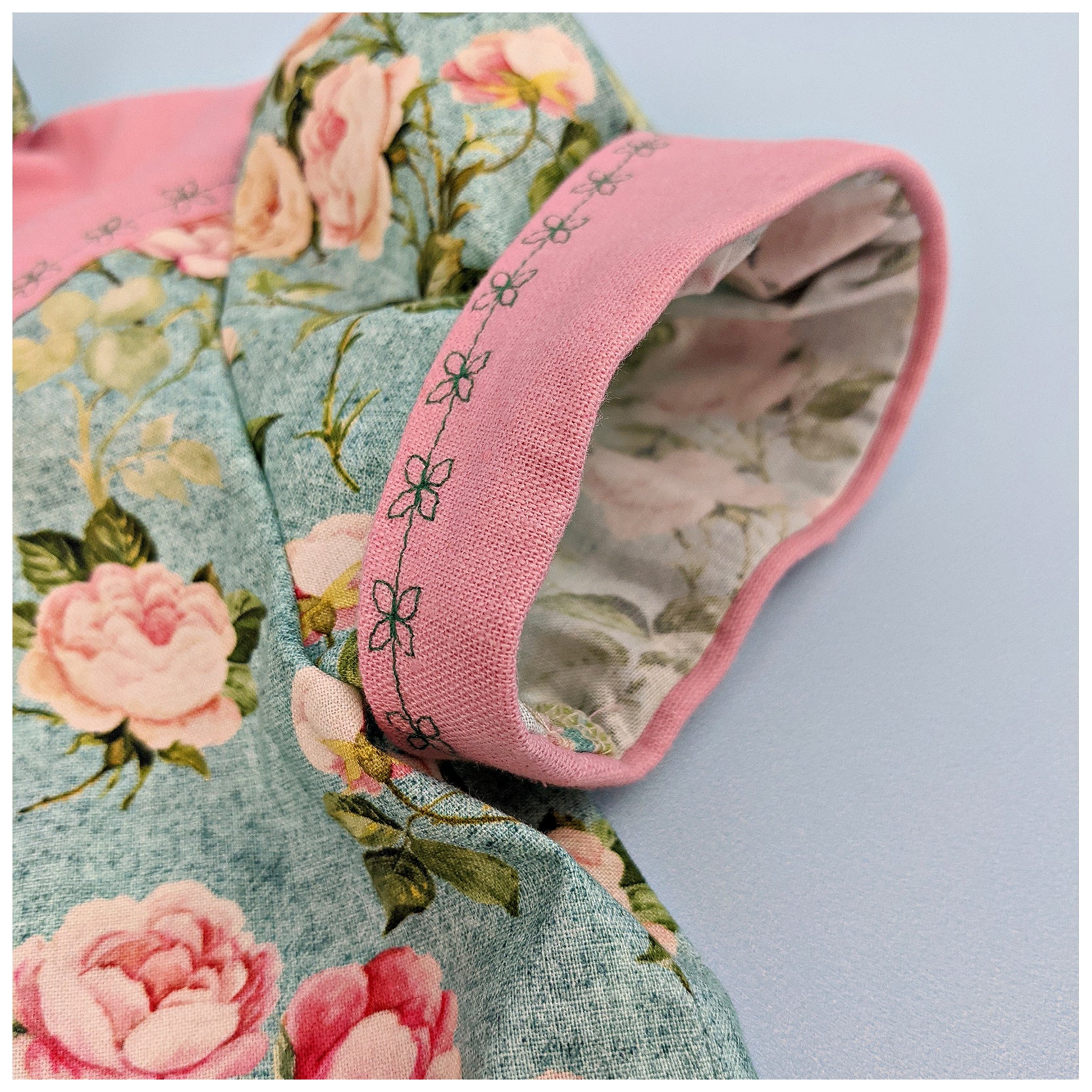 Western blouse, country style blouse with yoke, puff sleeves and button placket. Here in Michael Miller printed cotton and pink linen for the yoke and tun ups. Close up of the sleeve turn up.
