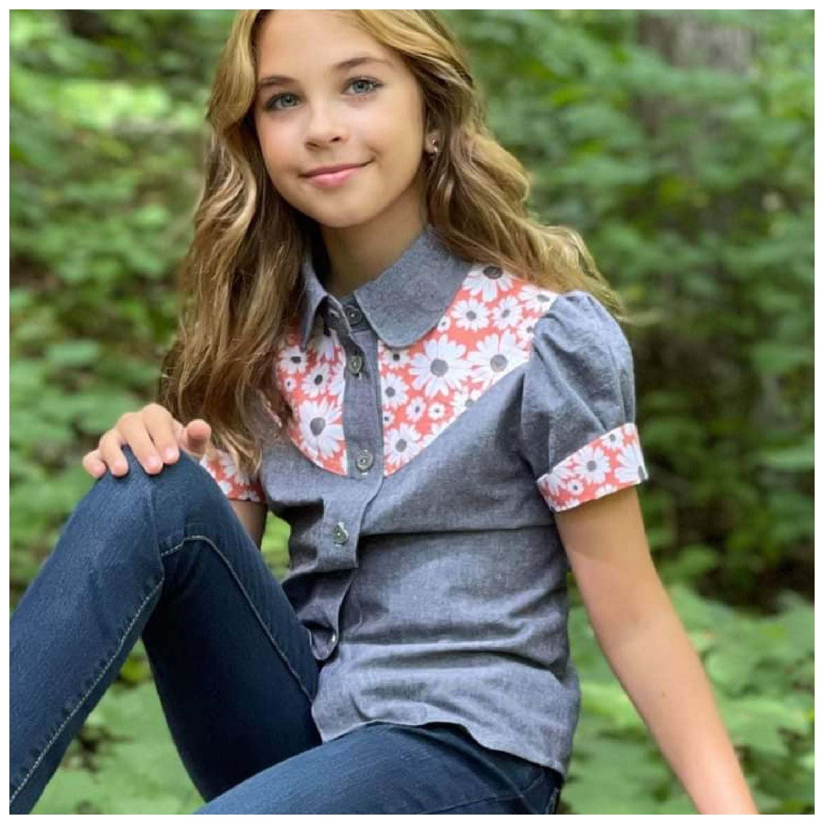Western blouse, country style blouse with yoke, puff sleeves and button placket. Here in grey . Long sleeves with cuffs. Pattern comes with video guide for every step.inen and a flower print cotton for the yoke.