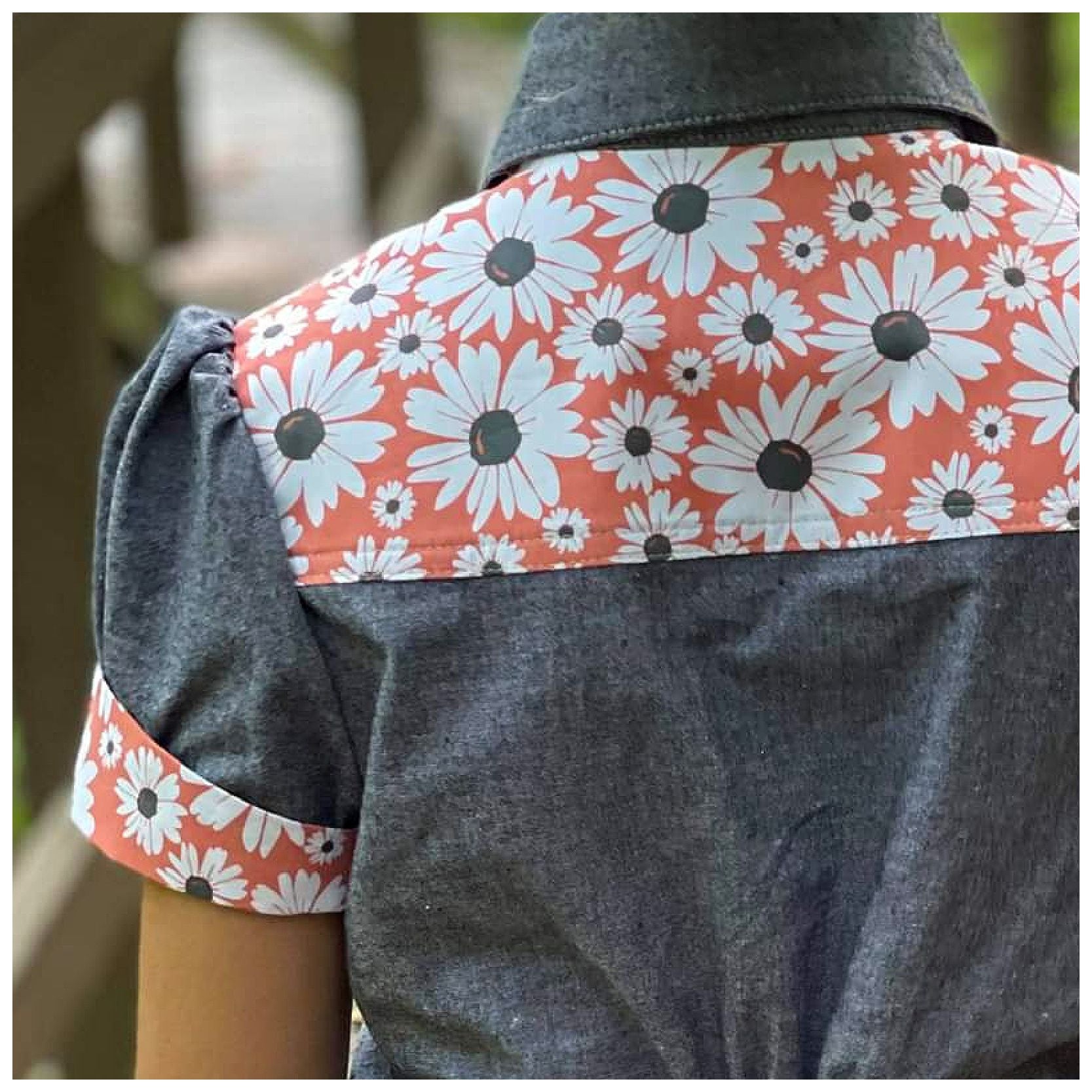 Western blouse, country style blouse with yoke, puff sleeves and button placket. Here in grey . Long sleeves with cuffs. Pattern comes with video guide for every step.inen and a flower print cotton for the yoke.