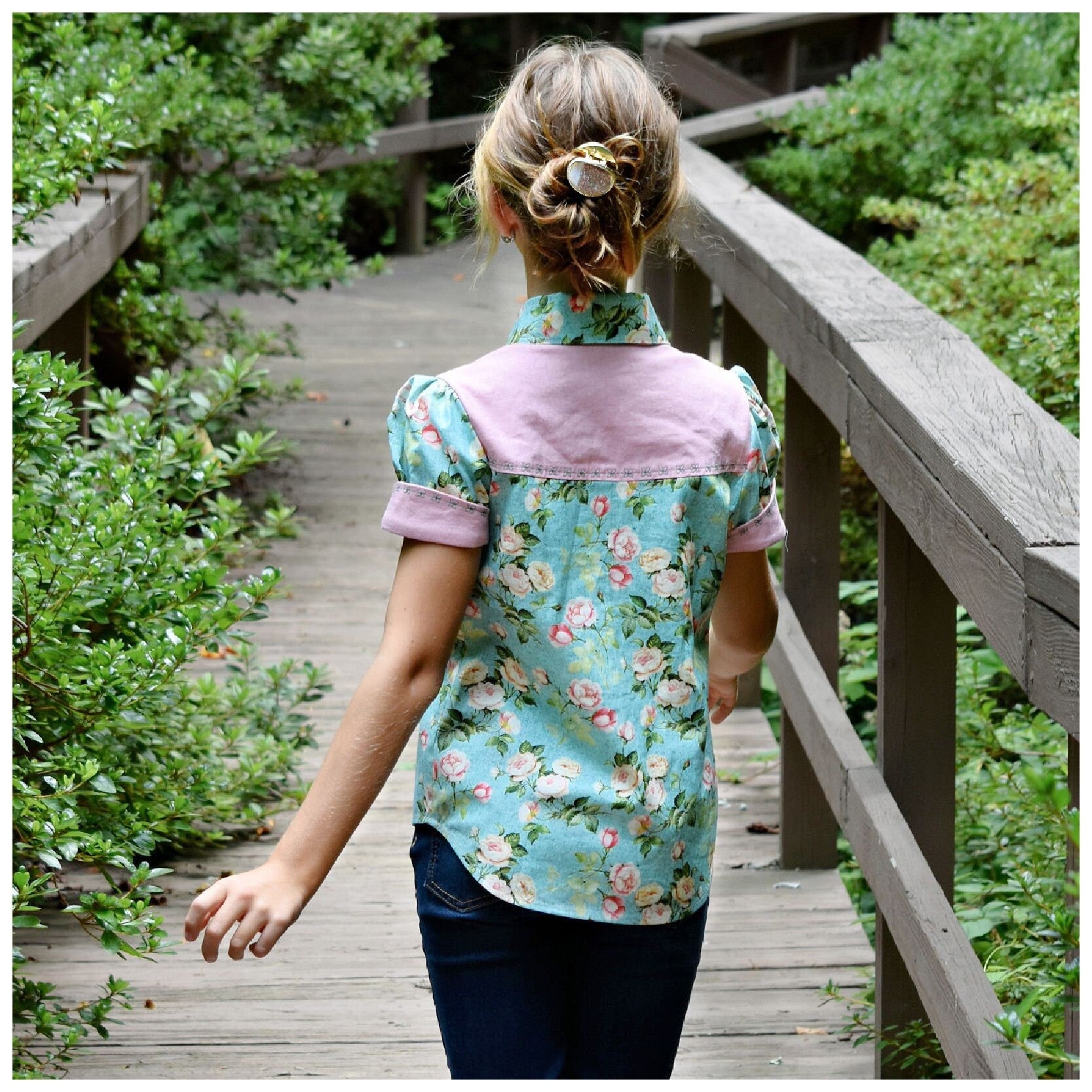 Western blouse, country style blouse with yoke, puff sleeves and button placket. Here in Michael Miller printed cotton and pink linen for the yoke and tun ups. Back vuew showing the high low hem.