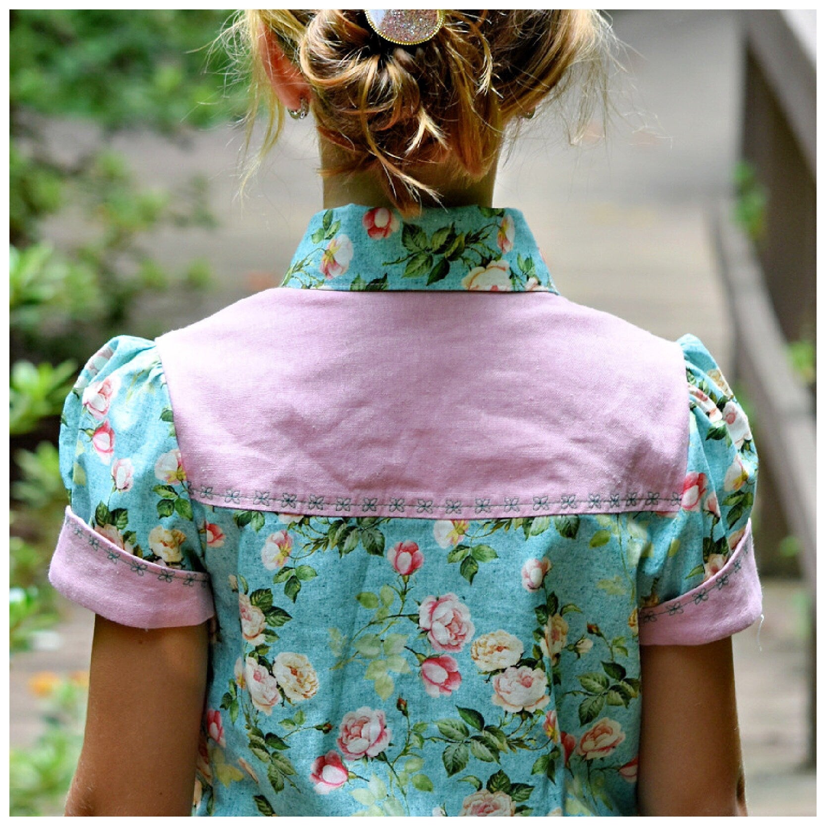 Western blouse, country style blouse with yoke, puff sleeves and button placket. Here in Michael Miller printed cotton and pink linen for the yoke and tun ups. Close up of the back yoke with embroidery.