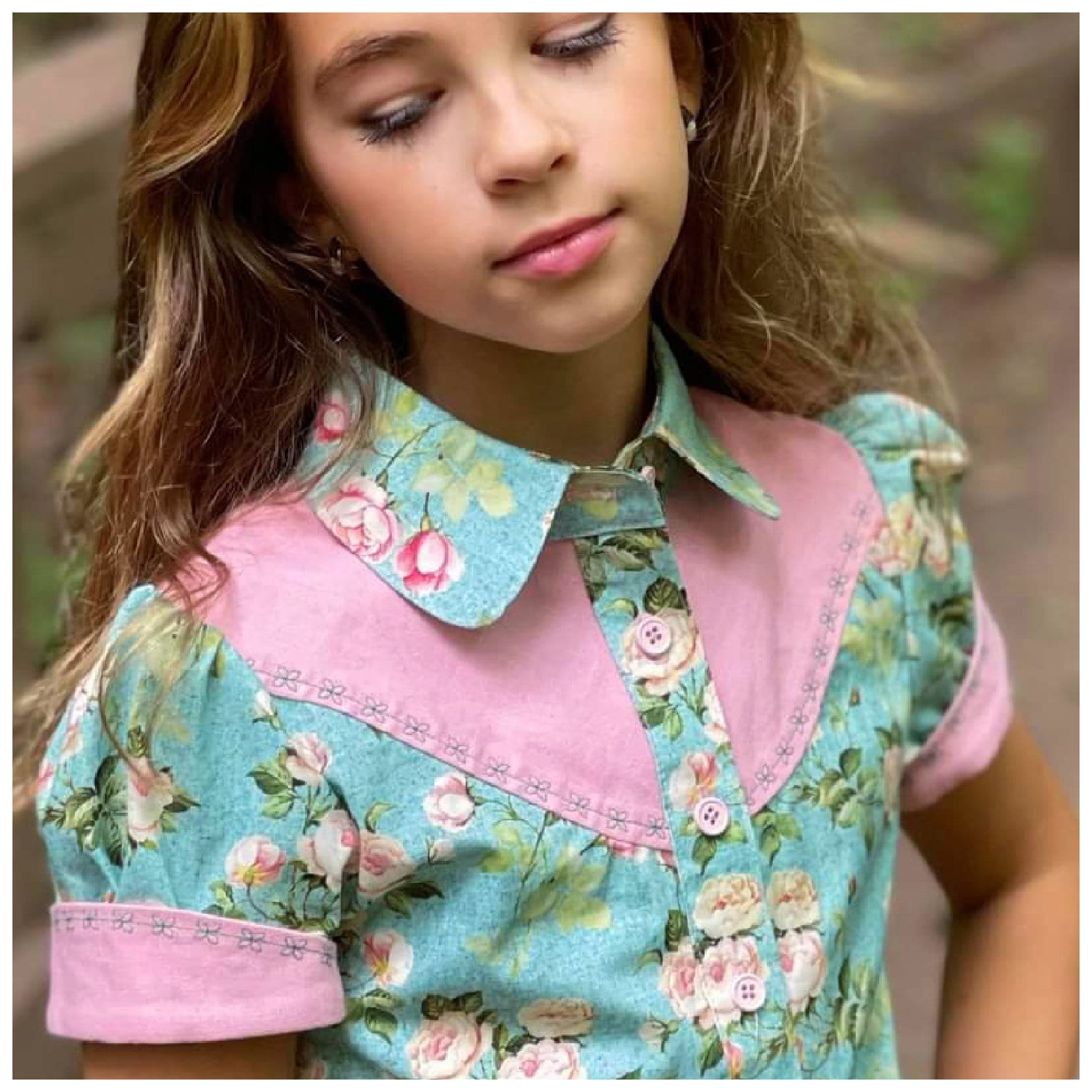 Western blouse, country style blouse with yoke, puff sleeves and button placket. Here in Michael Miller printed cotton and pink linen for the yoke and tun ups. Close up of the yoke and rounded tips of the stand up collar.